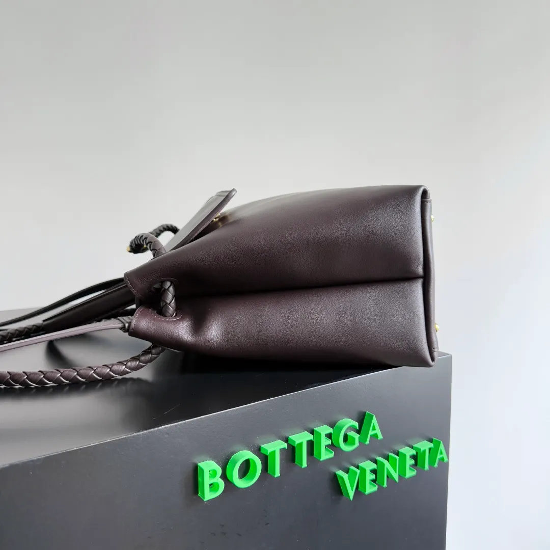 Batch 2360 BottegaVeneta Latest Ciao Ciao Bag Silky cowhide two-way flap handbag with signature twist detail, hidden hook closure, flap can be fastened to the front or attached to the INTRECCIATO woven interior pocket, comes with an adjustable and detachable crossbody strap, interior compartment, and also features a zippered pocket. The surprise flap has various shapes. Style 1 - Cover the bag surface and expose the knot decoration. Style 2 - Place the flap inside the bag. A buckle is also designed. Style 3 - The U-shaped position of the top handle in the hand bag. Style No.: 817231 Size: 34*26*15cm